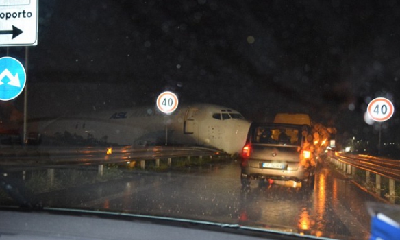 В аеропорту Італії вантажний літак виїхав на автостраду