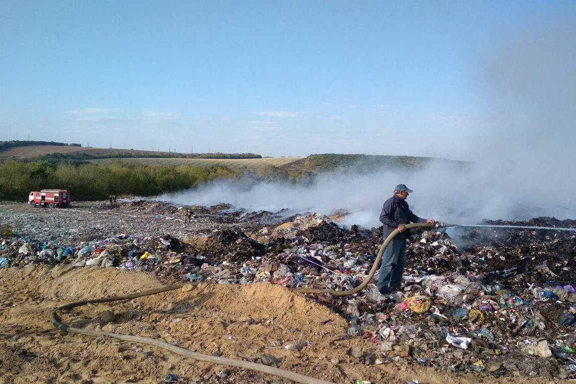 У Харківській області горить полігон твердих побутових відходів