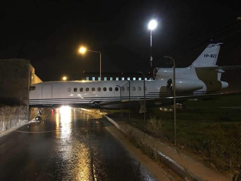 На Мальті літак врізався в офісну будівлю