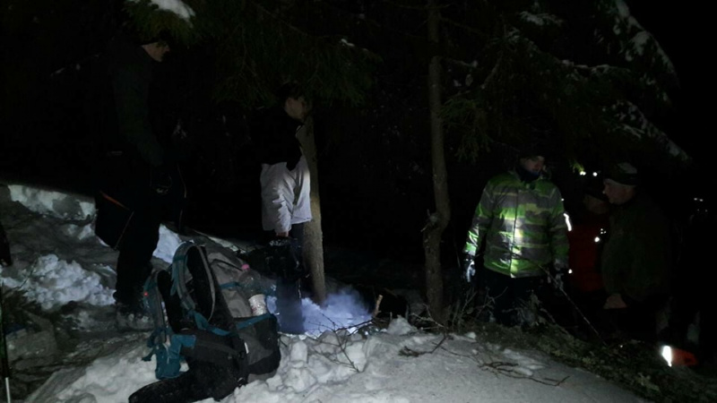 На Закарпатті рятувальники відшукали трьох заблукалих туристів із Чехії