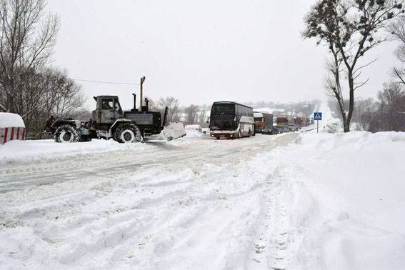 Снегопады в Украине: на трассе Киев-Харьков образовались пробки