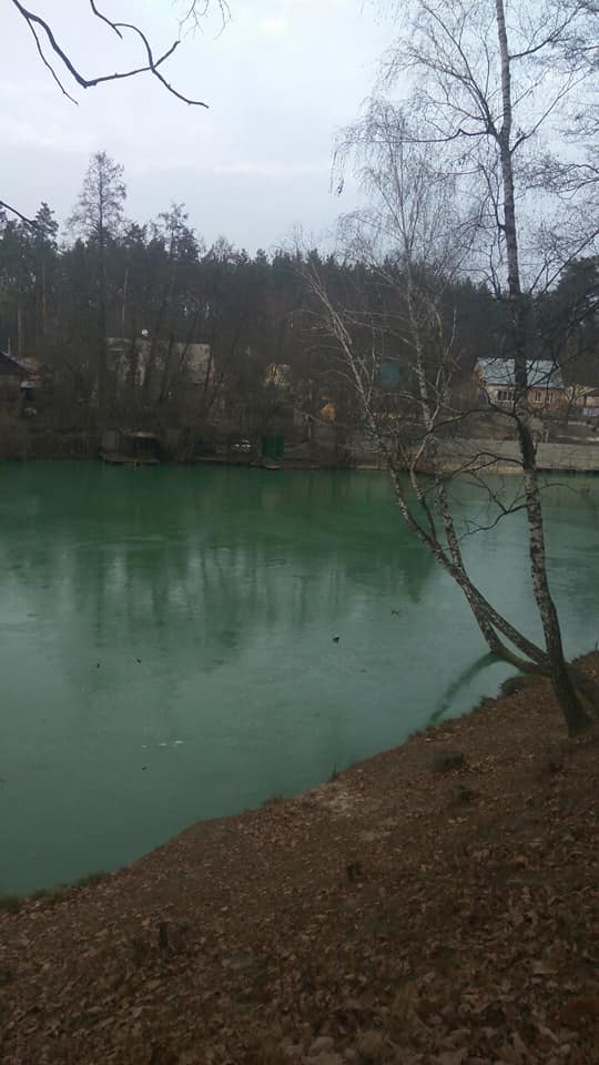 Эко-катастрофа? Под Киевом вода в озере резко поменяла цвет