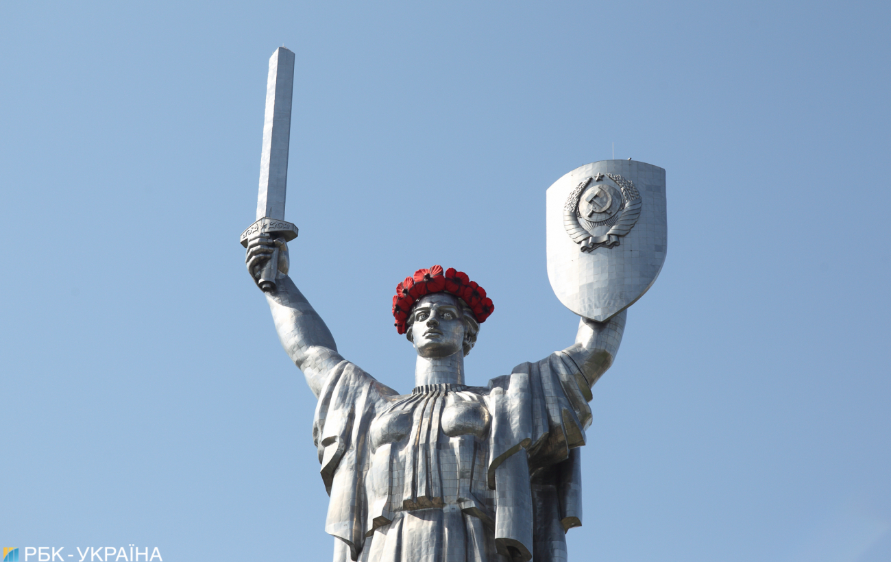 Что ждет Родину-мать и памятник Щорсу: в УИНП высказались о декоммунизации в Киеве