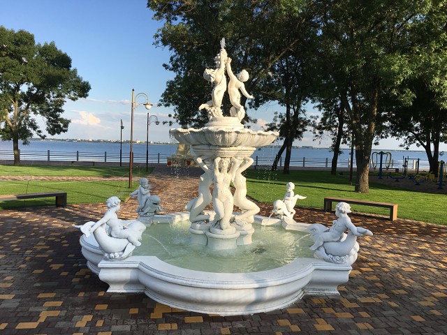 Чиновники "прикрасили" Херсон фонтаном у стилі "колгоспне рококо": на нього не можна дивитися без сліз