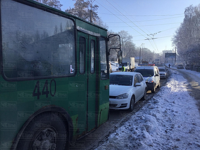У Чернігові маршрутка зіткнулася з тролейбусом, 12 постраждалих