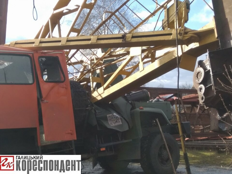 В Івано-Франківській області будівельний кран впав на вантажівку, є загиблі