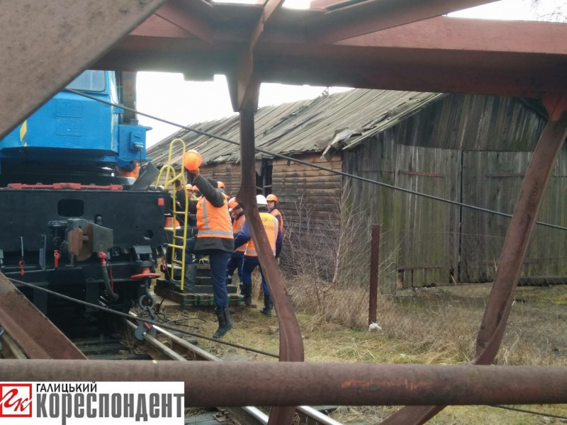 В Івано-Франківській області будівельний кран впав на вантажівку, є загиблі