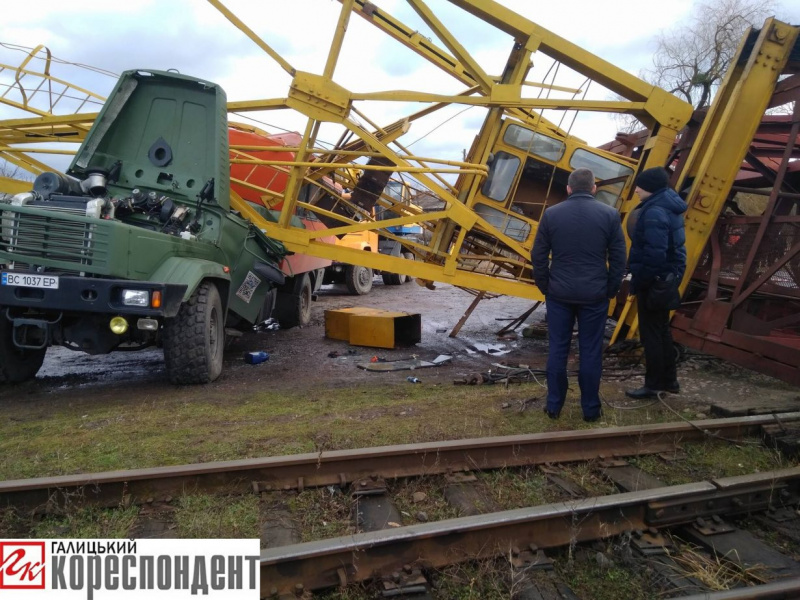 В Івано-Франківській області будівельний кран впав на вантажівку, є загиблі