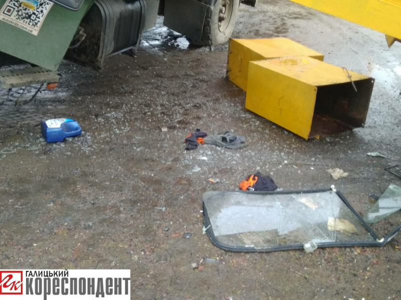 В Івано-Франківській області будівельний кран впав на вантажівку, є загиблі