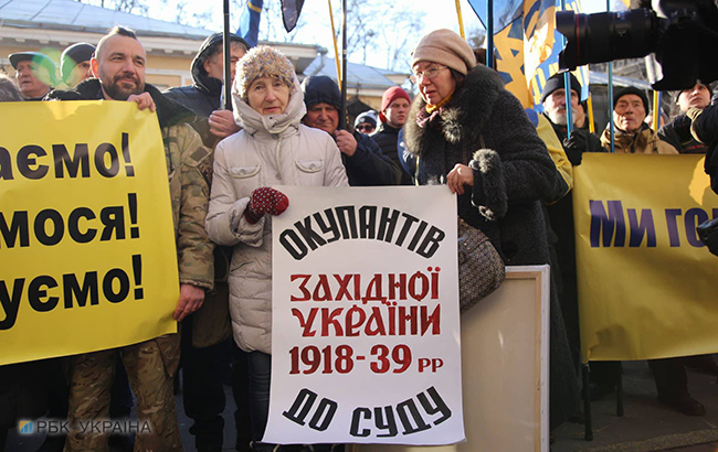 В Киеве проходит пикет у посольства Польши против принятия &quot;антибандеровского&quot; закона