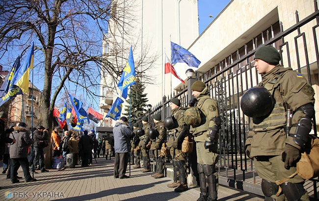 В Киеве проходит пикет у посольства Польши против принятия &quot;антибандеровского&quot; закона