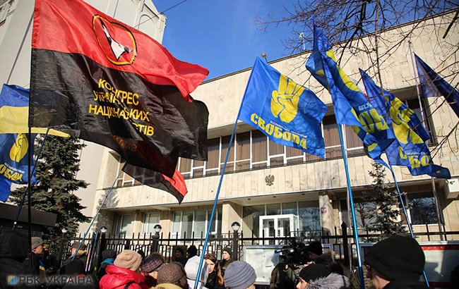 В Киеве проходит пикет у посольства Польши против принятия &quot;антибандеровского&quot; закона