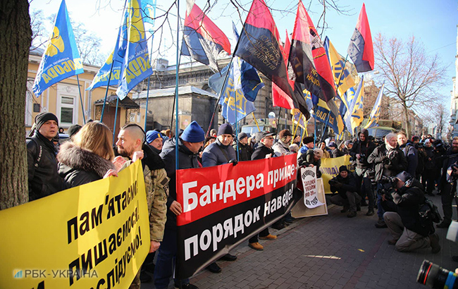 В Киеве проходит пикет у посольства Польши против принятия &quot;антибандеровского&quot; закона