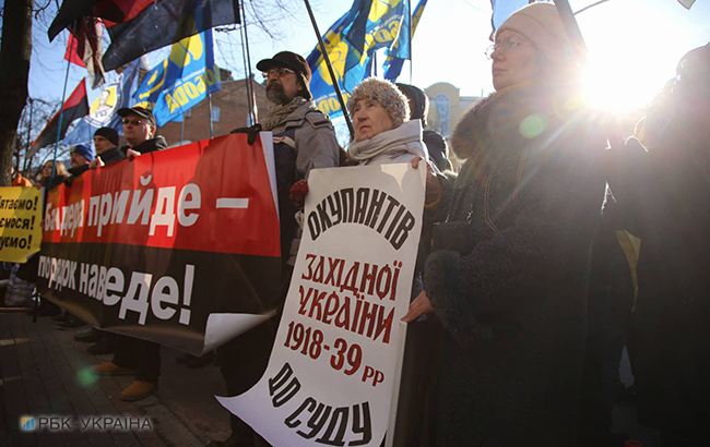 В Киеве проходит пикет у посольства Польши против принятия &quot;антибандеровского&quot; закона