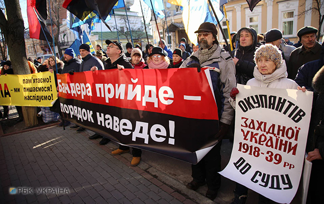 В Киеве проходит пикет у посольства Польши против принятия &quot;антибандеровского&quot; закона