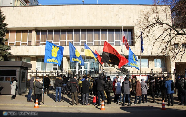 В Киеве проходит пикет у посольства Польши против принятия &quot;антибандеровского&quot; закона