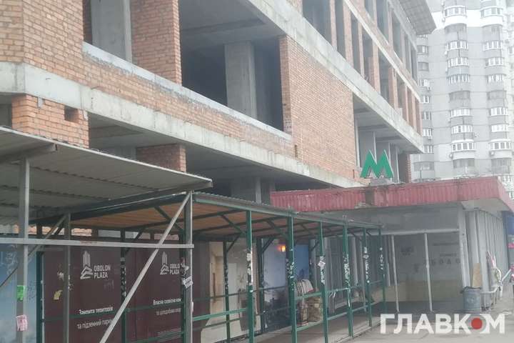 В Киеве новый ЖК перекрыл вход в метро: в сети показали шокирующие кадры