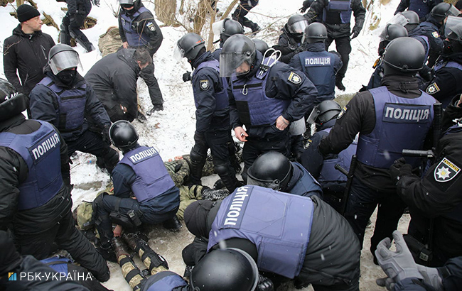 Столкновения возле Соломенского суда: полиция задержала около 30 активистов