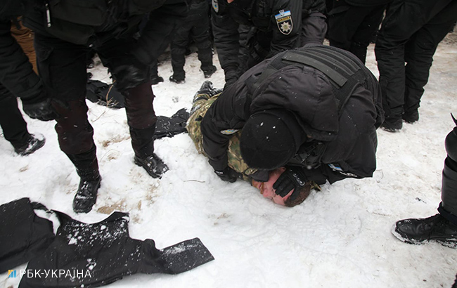 Столкновения возле Соломенского суда: полиция задержала около 30 активистов