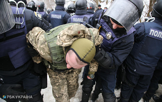 Столкновения возле Соломенского суда: полиция задержала около 30 активистов