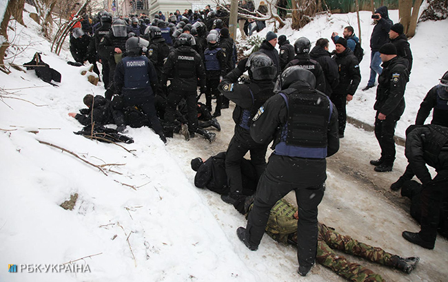 Столкновения возле Соломенского суда: полиция задержала около 30 активистов