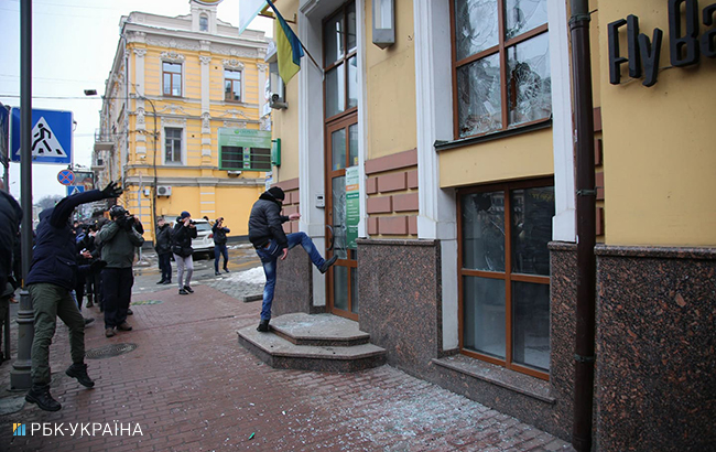 В Киеве крушили окна "Сбербанка", "Альфа-Банка" и "Россотрудничества"