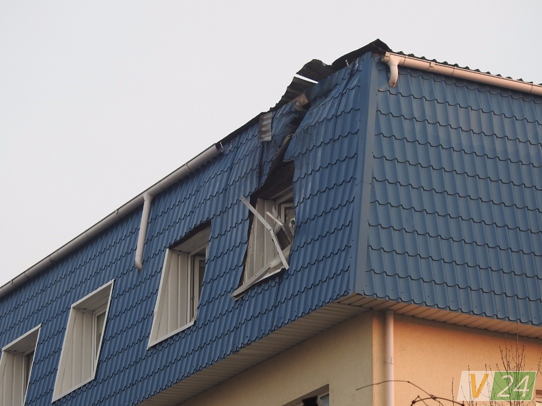 Обстрел Генконсульства Польши в Луцке: возле здания нашли детали от гранатомета