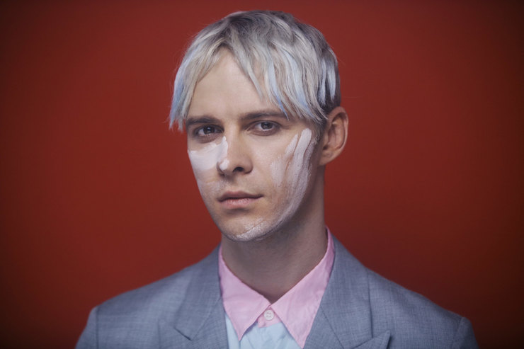 Макс Барских примерил необычный образ и рассказал о дружбе в шоубизе