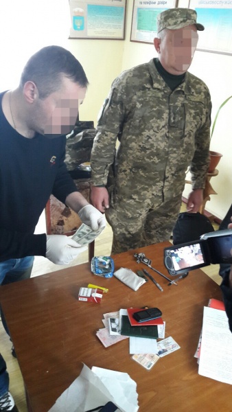 СБУ затримала двох військових, які &quot;продавали&quot; право служити за контрактом