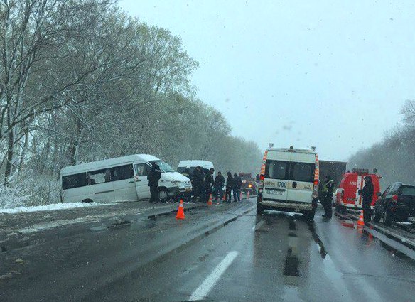 У Харківській області пасажирський мікроавтобус зіштовхнувся з вантажівкою, є загиблі