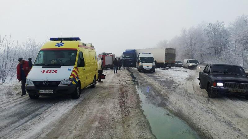 у Житомирській області вантажівка зіткнулася з рейсовим автобусом