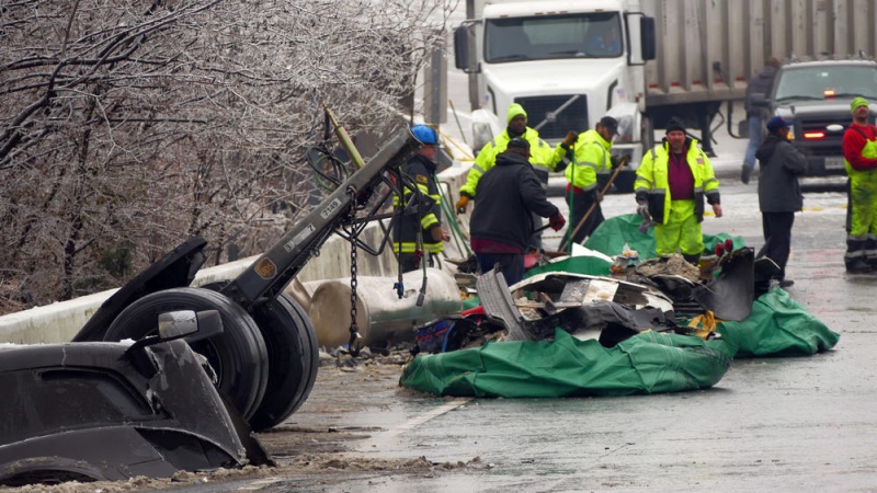 В США из-за взрыва бензовоза на шоссе пострадали 67 автомобилей