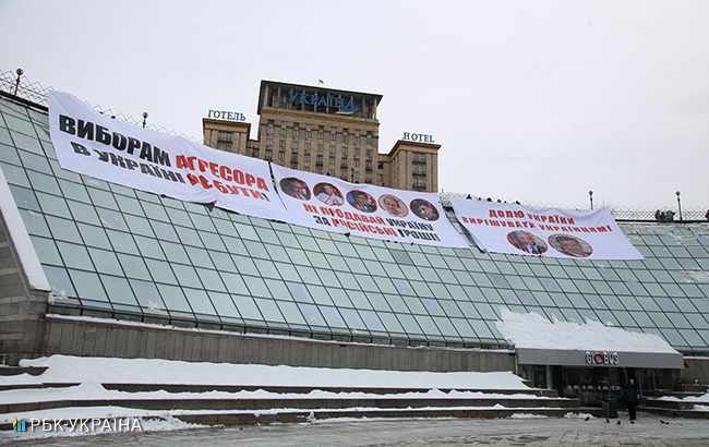 В центре Киева активисты начали разбирать конструкции на Майдане