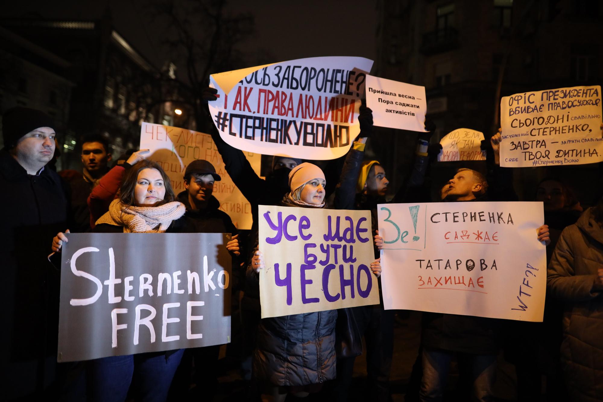 Бійка, газ та постраждалі: відео з мітингу за Стерненка у центрі Києва