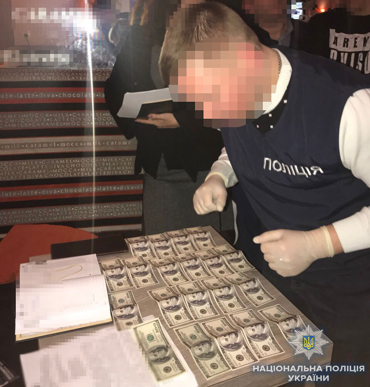 Нацполіція затримала кількох держслужбовців на отриманні хабарів