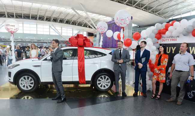 Компанія Heinemann Duty Free вручила переможцю промо-акції Buy & Win новий Jaguar E-Pace