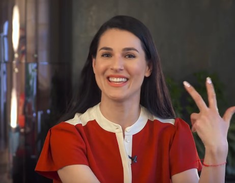 "Этим вопросом задается каждая": Ефросинина показала новую яркую "пятерочку" (видео)