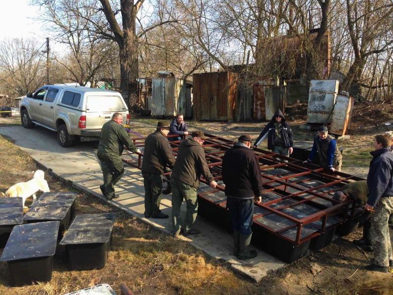 Готуються до напливу туристів: у Чорнобильській зоні спустили на воду спецпонтони