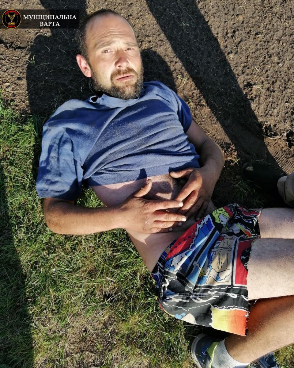 У Києві вандал "атакував" найбільший прапор України (фото)