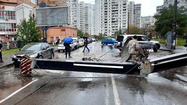 НП у Києві: біля метро впав будівельний кран посеред вулиці (відео)