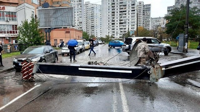 ЧП в Киеве: возле метро рухнул строительный кран посреди улицы (видео)