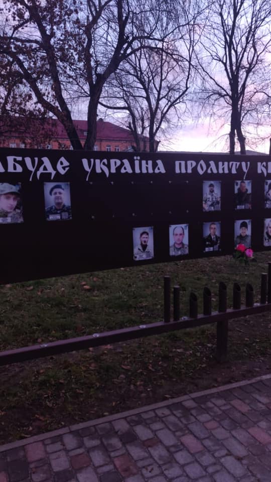 В Умані вандали пошкодили стелу українським воїнам, загиблим на Донбасі: нічого святого