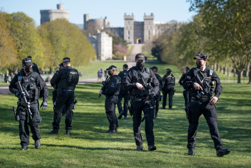 Автоматчики, блокпосты, стальное кольцо: что происходит у замка, где похоронят принца Филиппа (фото)