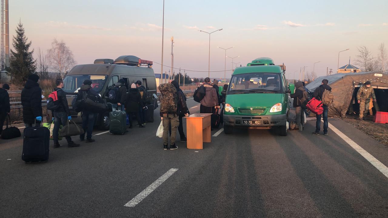 Украинцев &quot;вытягивают&quot; через границу волонтеры и спасатели: гигантские очереди показали с неба