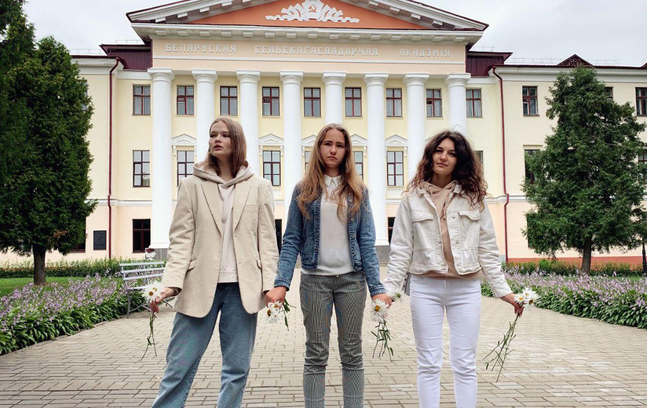 Ланцюг солідарності в Білорусі: силовики почали переходити на бік демонстрантів (фото і відео)