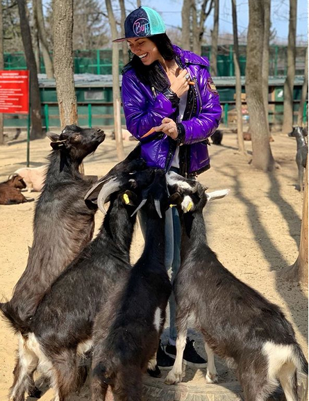 "Відбиваюся, як можу": Віка з Неангелів поскаржилася на раптовий "напад"