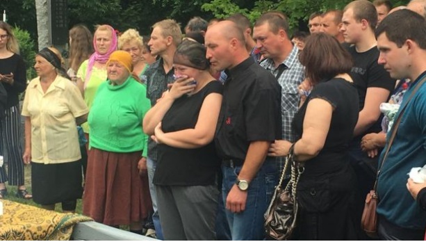 Люди непритомніли: в рідному місті попрощалися з вбитою поліцейськими дитиною (фото)