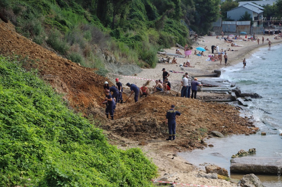 Названа причина обвала: в Одессе продолжают поиски пострадавших на месте оползня