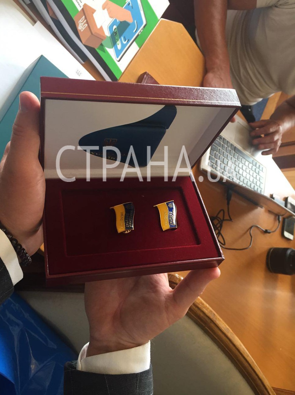 Загадкові сині пакети: що подарували нардепам в перший день роботи (фото)