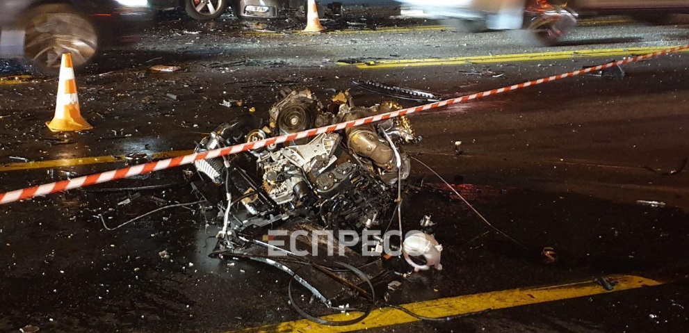 Вылетел двигатель: появилось видео момента жуткого ДТП в Киеве на мосту Патона